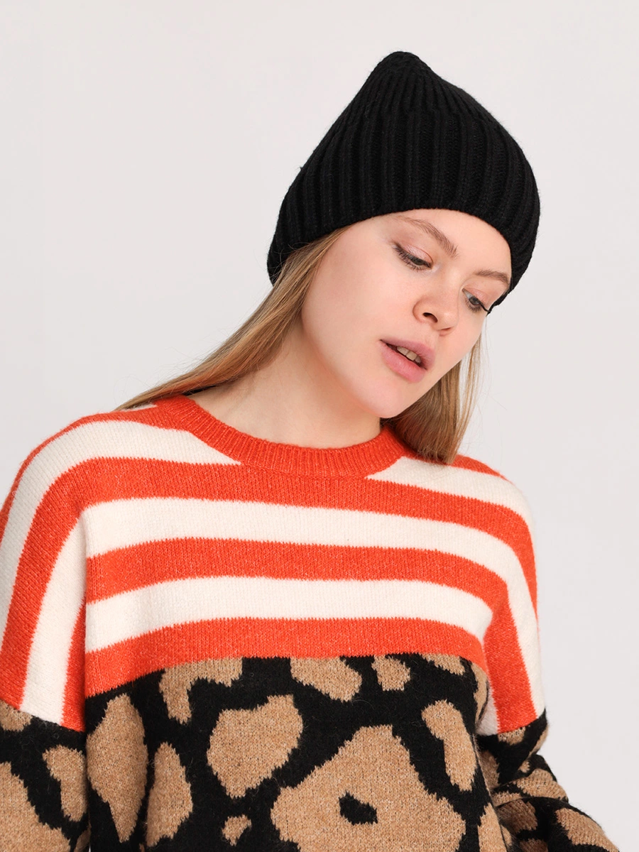 Черная вязаная шапка-бини